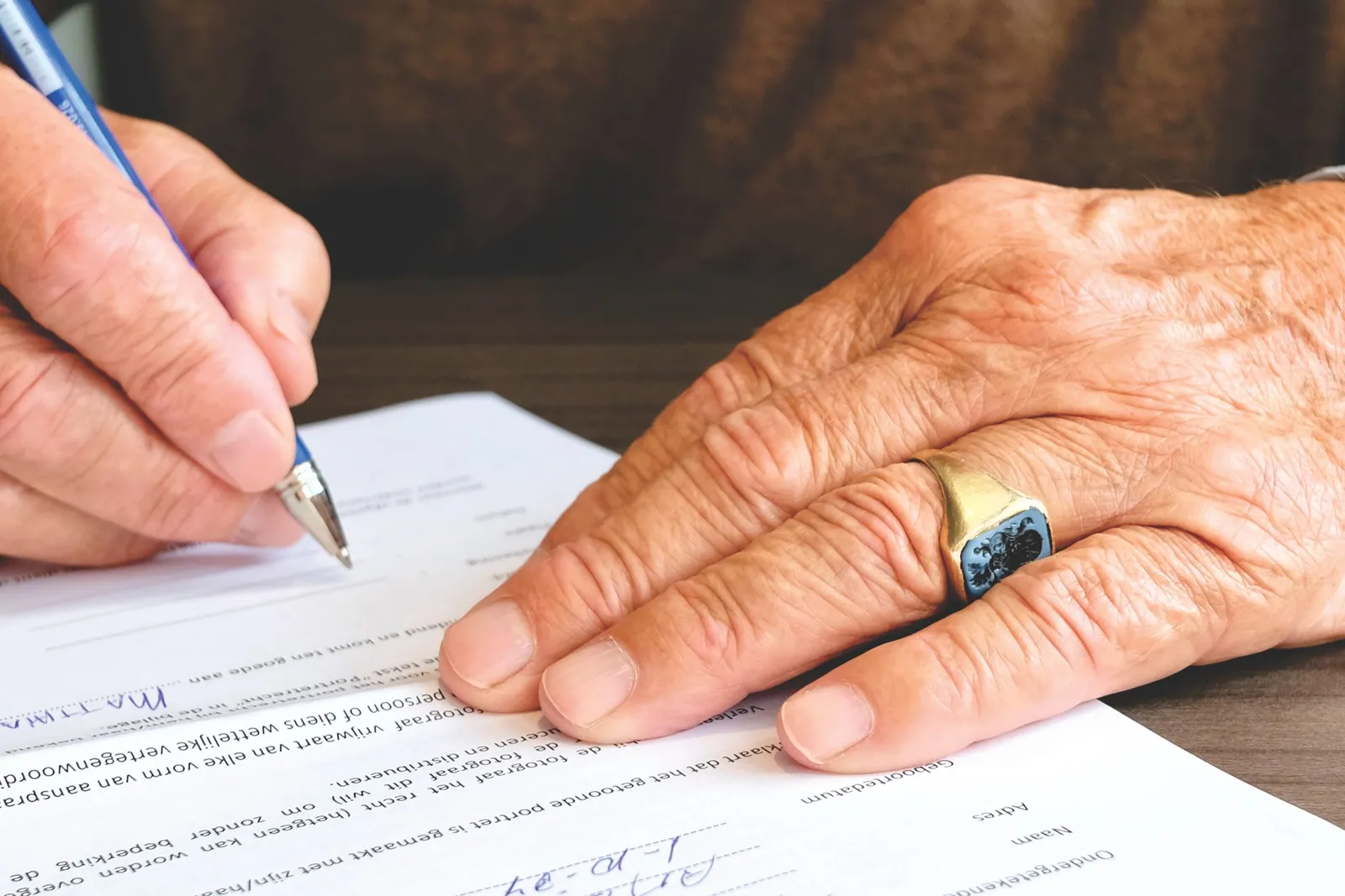 Signature d'un accord au stylo plume
